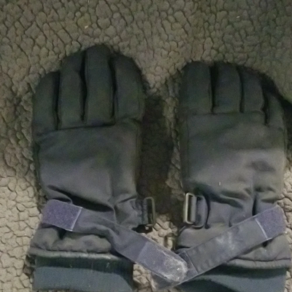 Black Winter Gloves With Velcro Strap Closure Boys M